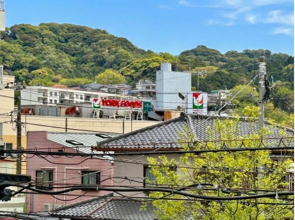 近所にはスーパーが有って便利です。