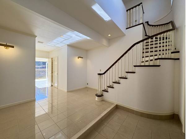 玄関ホールも邸宅の名に相応しいゆとりある造りとなっています