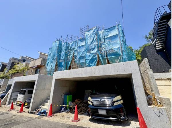 車種により並列で2台駐車ができます