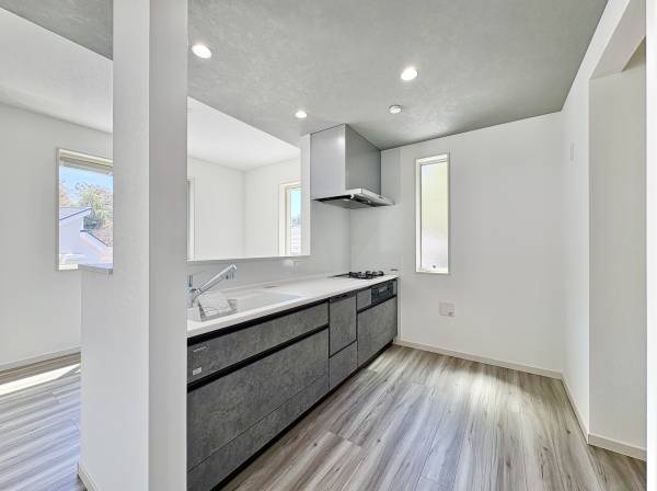 キッチンは対面式なのでリビング側を見渡すことが出来ます