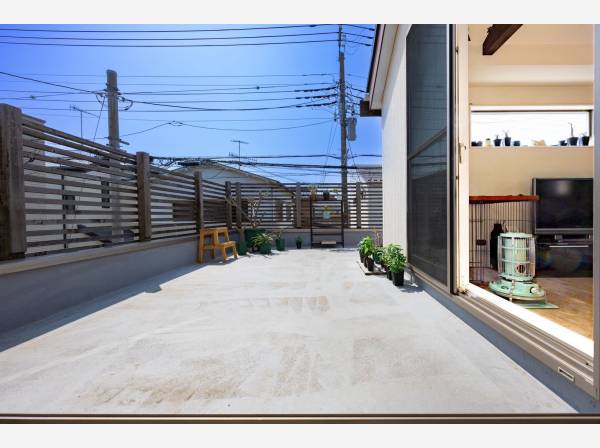 アウトドアリビングとしてもお使いいただける大型のⅬ字バルコニー
