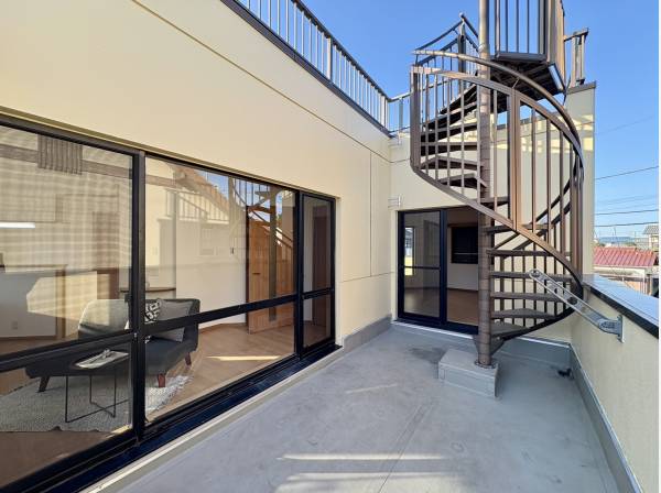 バルコニーには螺旋階段も♪