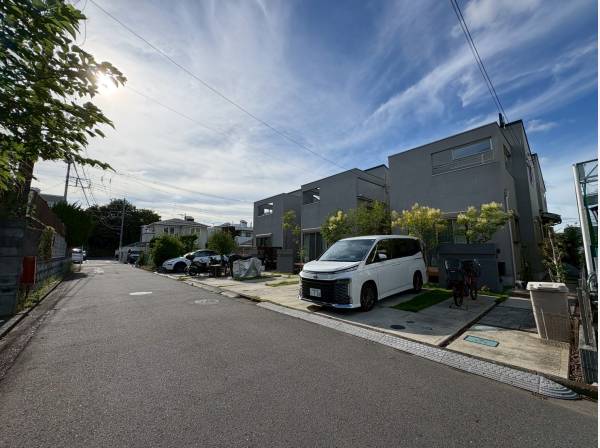 ゆとりある前面道路が広がる、片瀬山の街並み。
