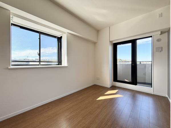 約6帖の洋室からは北側のバルコニーへ出られます