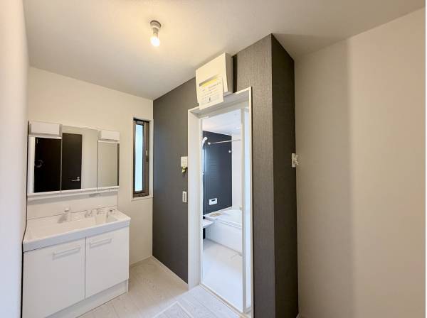 白と黒を基調としたアクセントクロスが印象的です