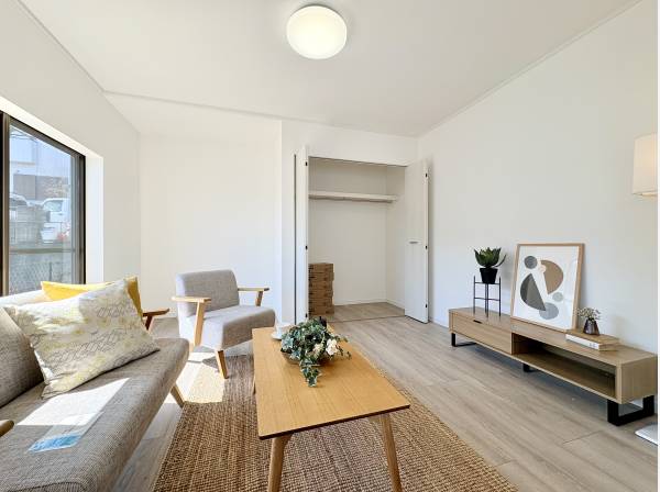 まったりと過ごせるリビング。収納付きで便利です