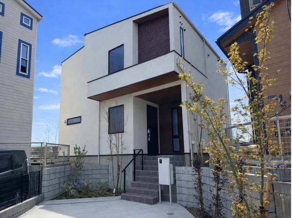 シンプルながら存在感を放つデザイナーズファサード。