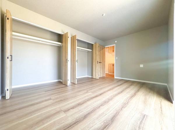 共有するスペースと専有する収納がバランス良く調和した主寝室