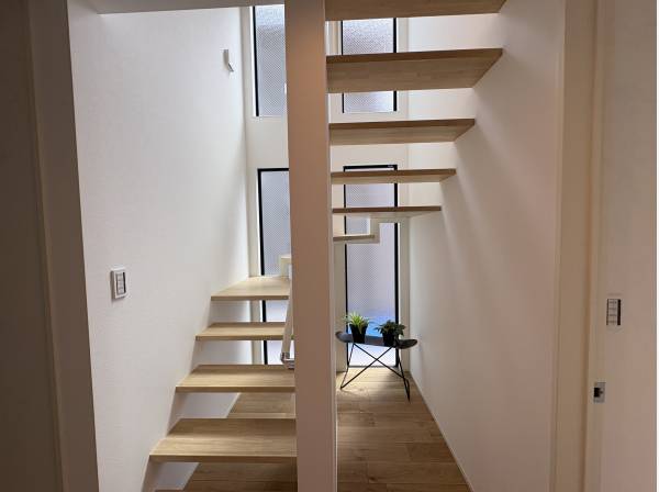 スケルトンの階段が明るさを演出しています