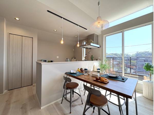 オープンタイプのキッチン。大きな窓から燦々と光が差し込みます