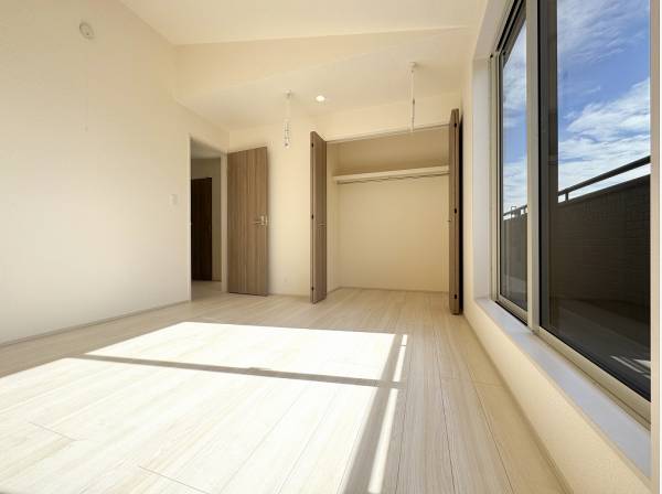 縦にも横にも視界の広がる勾配天井のベッドルーム