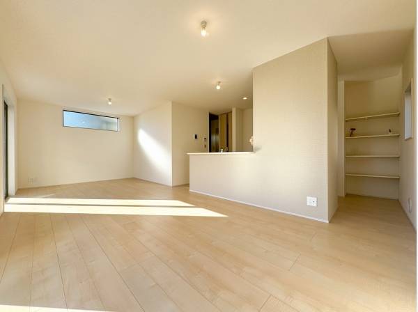 あたたかな陽射しが心地よい広々としたリビング