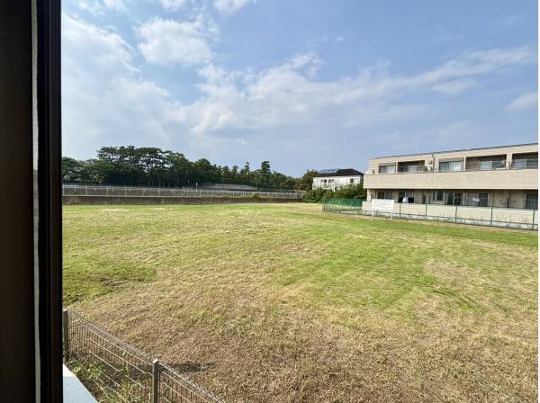隣が公園と隣接されていてとっても開放感があります！