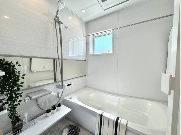 爽やかなホワイトカラーのバスルーム