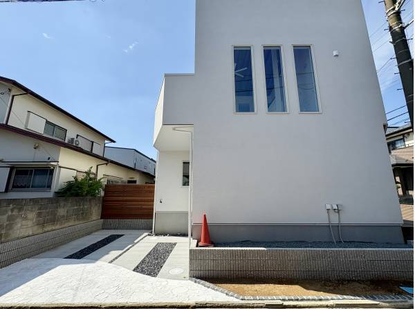 角地の開放感がございます。
