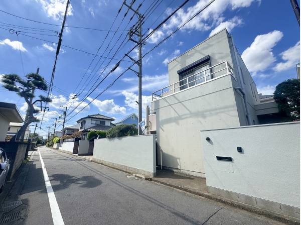 奥ゆかしい別荘地の名残を感じる品のある静かな住宅街です