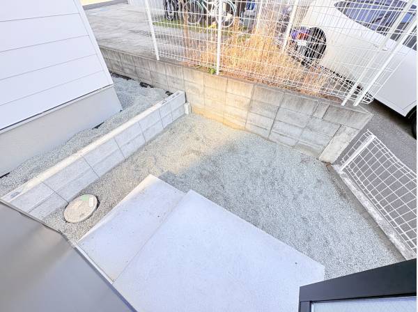 サニタリールームから出入り可能な小庭スペース