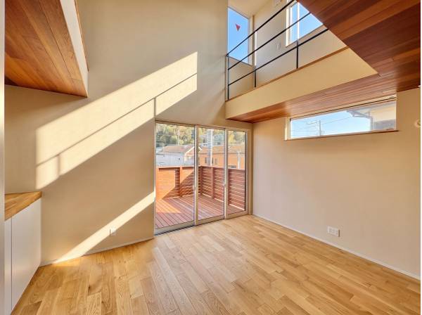 窓からの日差しがリビングまで届きオープンな空間を生み出すLDK