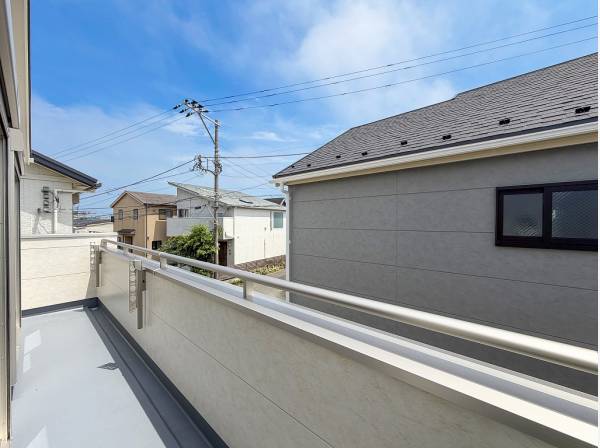 2部屋から行き来可能な広々バルコニー
