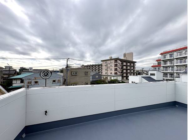 湘南の空を身近に感じるルーフバルコニー