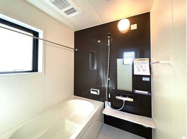 シックなカラーが落ち着いた雰囲気を演出する浴室乾燥機つきのお風呂