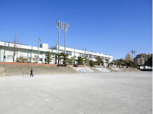 明治小学校まで約880ｍ