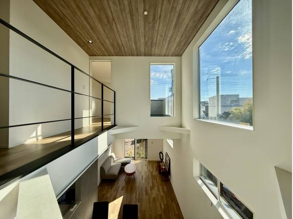 リビング上部の吹抜天井