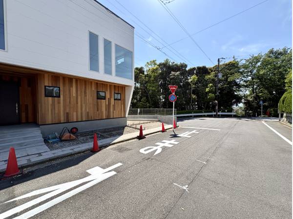 ゆとりある前面スペースが広がる現地
車の出入りもしやすいアプローチ