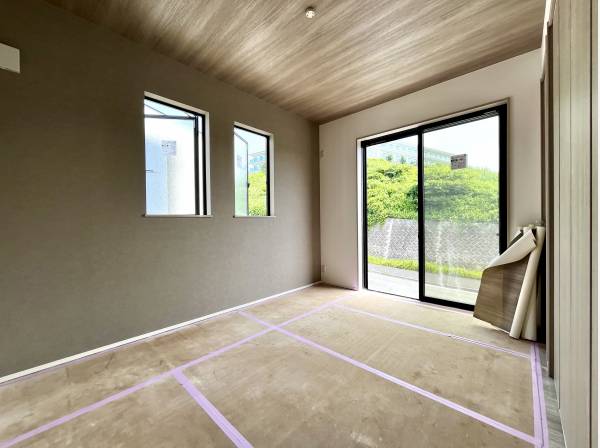 洋室は全３部屋です。両面道路で開放的