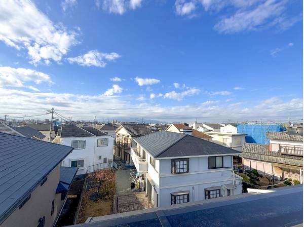 空を近くに感じる開放的な景色が広がるルーフバルコニー