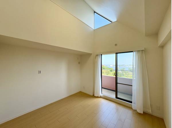 約7帖の洋室も天井が高くバルコニーが備わります