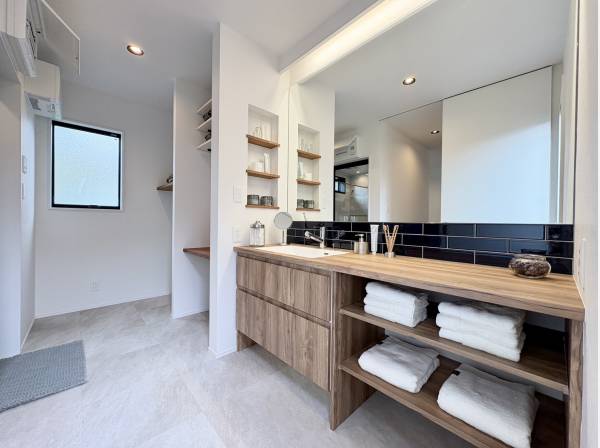 収納もデザインも大きな鏡も魅力的なパウダールーム