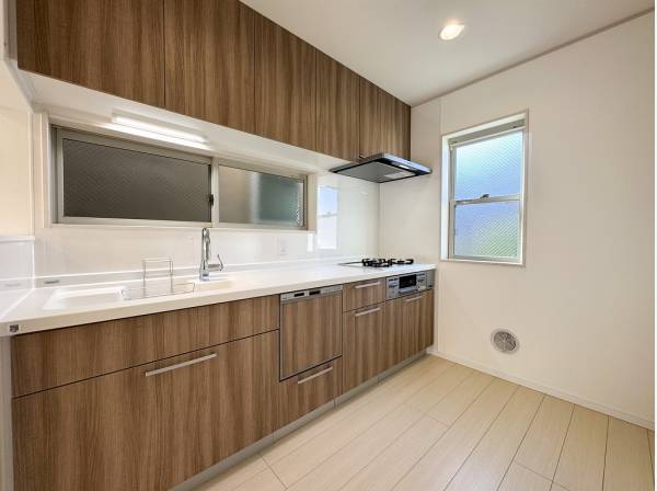 温かみある木目調のシステムキッチン