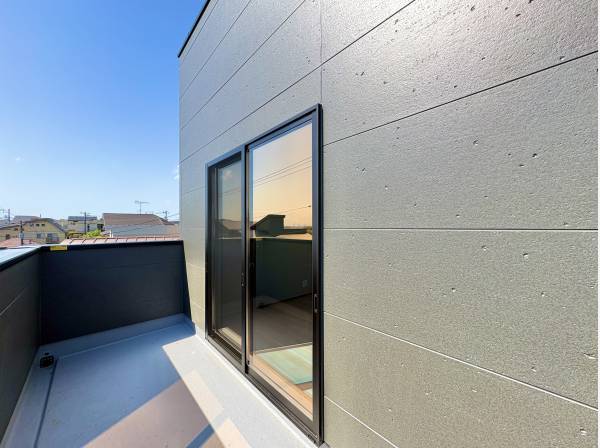 陽光が差込むバルコニー、洗濯物も気持ちよさそうにそよぎます