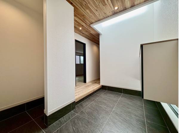 広々とした玄関