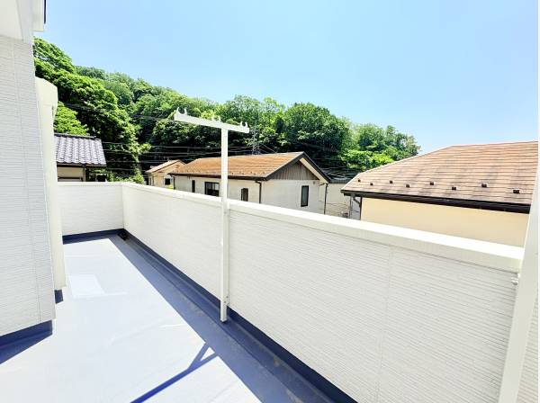 鎌倉の豊かな緑を望む広々バルコニー　爽やかな風を感じる最高の空間