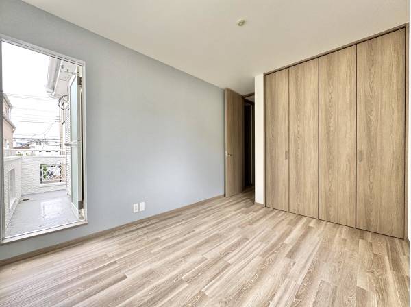 アクセントクロスが映える落ち着いた空間。ワークスペースにもおすすめ。