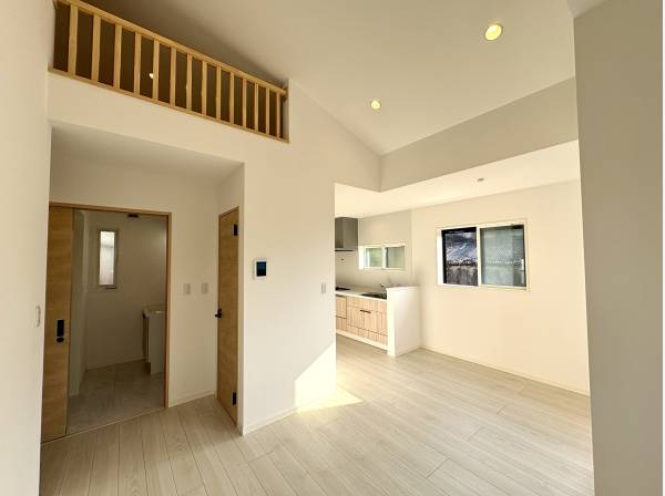 吹抜けとロフトがつくる明るいLDK