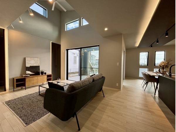 家族団らんのLDKは、ご覧の居住空間で開放感があります