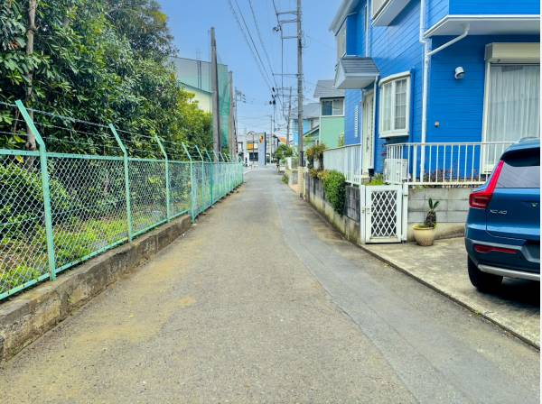 大通りへと続く接道は緑豊かで気持ちが良い♪