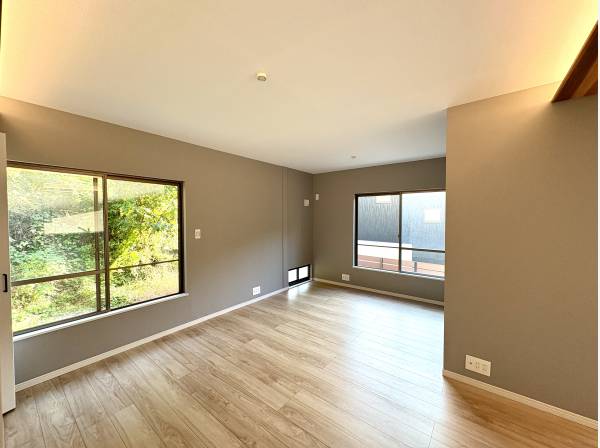 開口部から緑が映える心落ち着くリビング空間