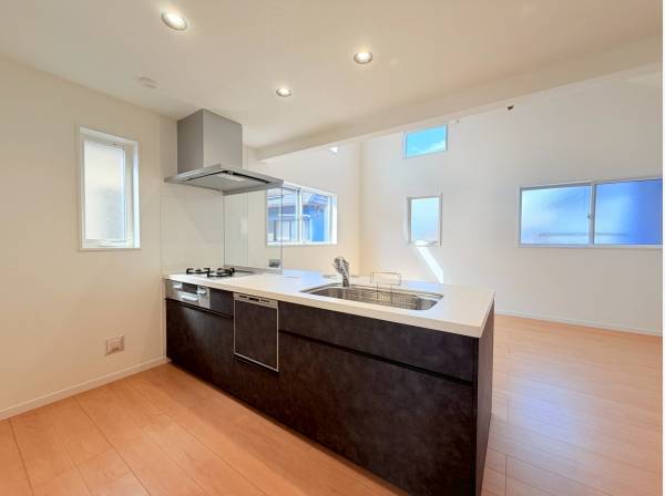 抜け感のあるスタイリッシュなシステムキッチン、背面も広々