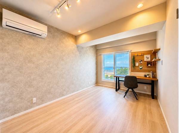在宅ワークにも対応する、落ち着きある機能的な一室。