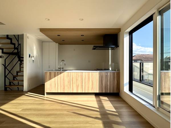 ダイニングスペースもご覧の日当たりの良さ