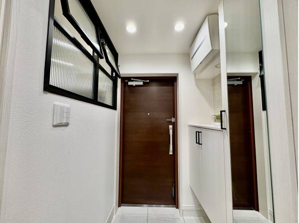 玄関もリフォーム済みです。