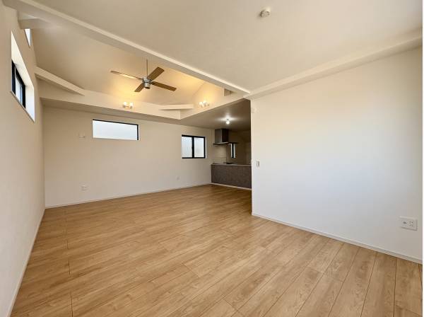 勾配天井がもたらすゆとり。家具の配置が楽しみになる広さです