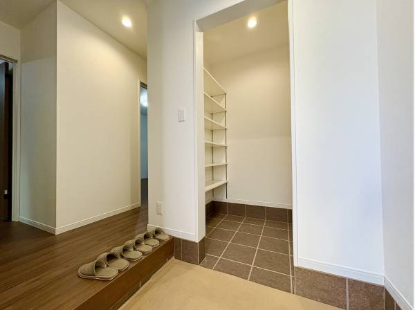 広々とした玄関ホール