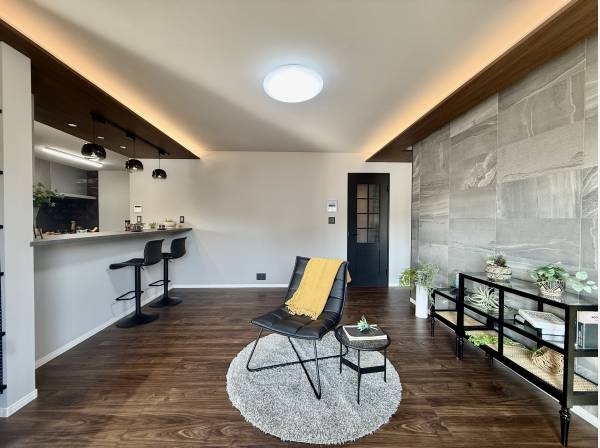 シックな雰囲気のリビングルーム