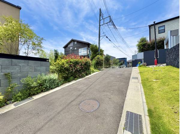 前面道路は交通量が少なくお子様も安心の環境です
