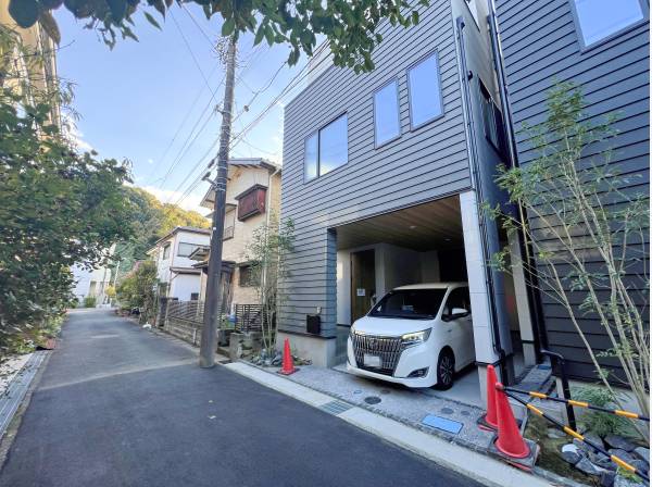 ビルトインタイプのガレージで雨にも濡れにくいです